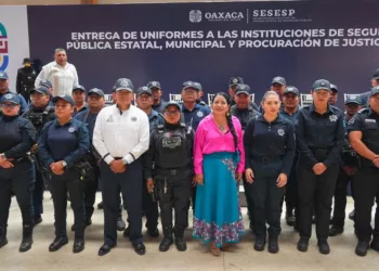 Nancy Benítez encabezó la entrega de equipo a las policías de Santa Cruz Xoxocotlán.