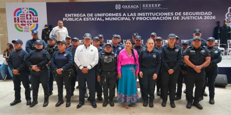 Nancy Benítez encabezó la entrega de equipo a las policías de Santa Cruz Xoxocotlán.