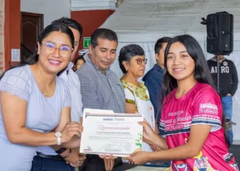 Niñas, niños y jóvenes recibieron un reconocimiento por representar a la Mixteca.