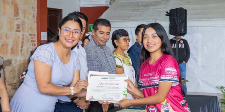 Niñas, niños y jóvenes recibieron un reconocimiento por representar a la Mixteca.