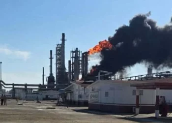Foto: redes sociales // Obreros realizaban la apertura de una brida cuando un remanente de hidrocarburo atrapado en la línea se liberó.