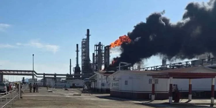 Foto: redes sociales // Obreros realizaban la apertura de una brida cuando un remanente de hidrocarburo atrapado en la línea se liberó.