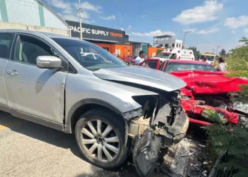 Paramédicos y policías viales abanderaron el tramo de la carretera federal 175 tras la colisión frontal entre una camioneta Mazda y un vehículo Nissan Tsuru.