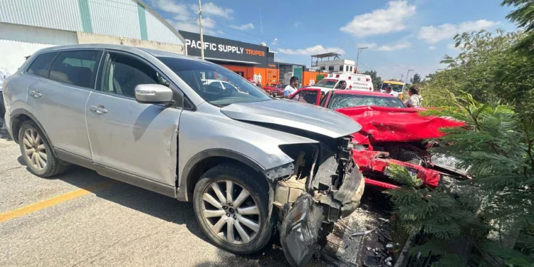 Paramédicos y policías viales abanderaron el tramo de la carretera federal 175 tras la colisión frontal entre una camioneta Mazda y un vehículo Nissan Tsuru.