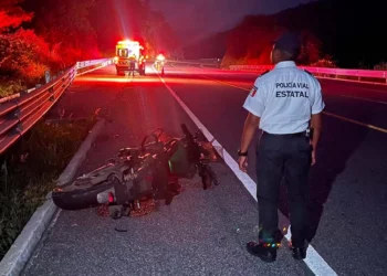 Paramédicos de Capufe brindaron los primeros auxilios a los jóvenes heridos tras salir proyectados de la veloz motocicleta en la autopista.