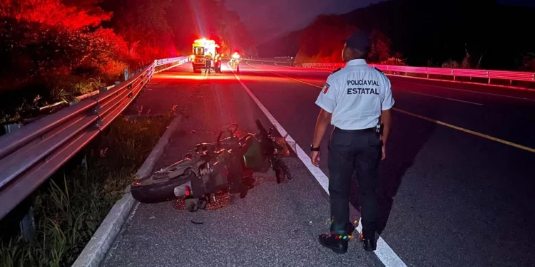Paramédicos de Capufe brindaron los primeros auxilios a los jóvenes heridos tras salir proyectados de la veloz motocicleta en la autopista.