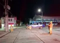 Personal de Bomberos y Protección Civil resguardó la calle Morelia tras confirmarse el derribo.