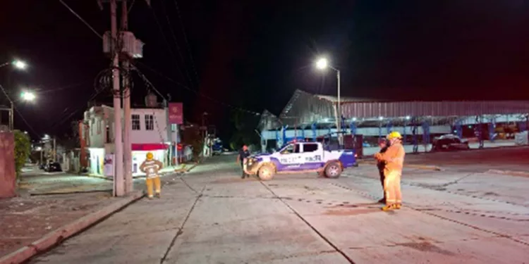 Personal de Bomberos y Protección Civil resguardó la calle Morelia tras confirmarse el derribo.