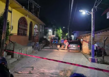 Policías resguardaron la vivienda tras el mortal ataque en Tehuantepec.