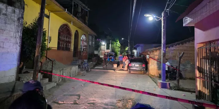 Policías resguardaron la vivienda tras el mortal ataque en Tehuantepec.