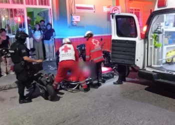 Paramédicos de la Cruz Roja Mexicana auxiliaron al peatón lesionado sobre la calle Matamoros.