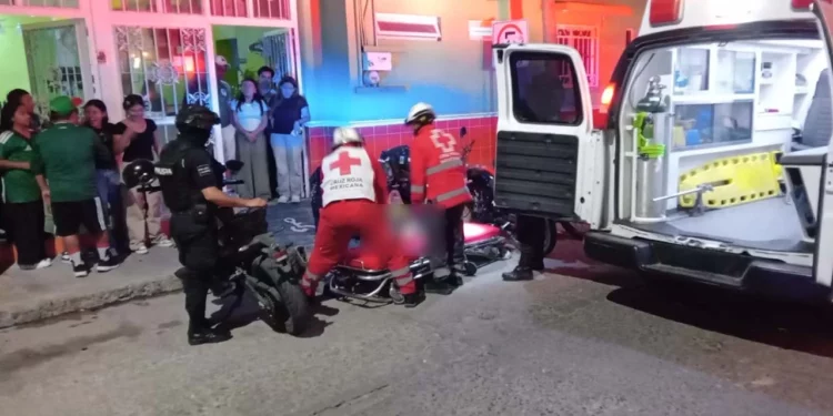 Paramédicos de la Cruz Roja Mexicana auxiliaron al peatón lesionado sobre la calle Matamoros.