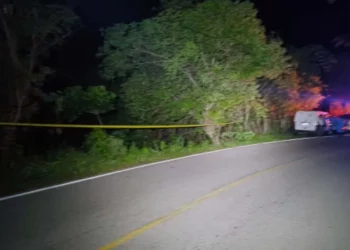 Personal de la Marina, policías y comuneros unieron esfuerzos para extraer el cadáver flotante entre la maleza del paraje “La Hondura”