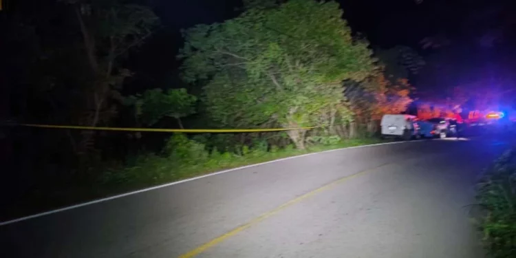 Personal de la Marina, policías y comuneros unieron esfuerzos para extraer el cadáver flotante entre la maleza del paraje “La Hondura”