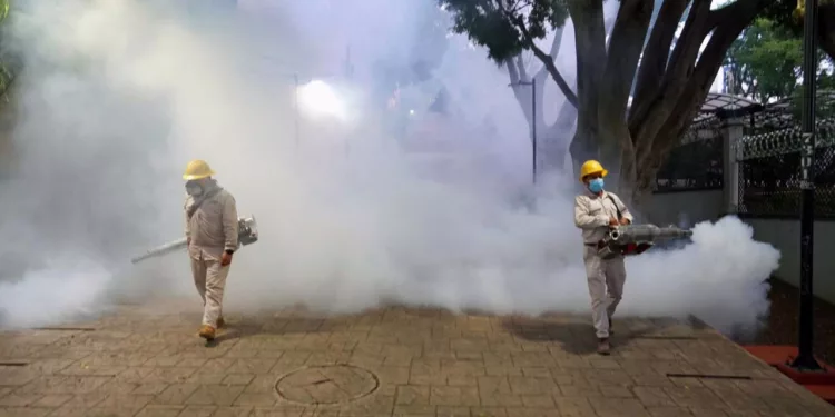 Foto: Gobierno de Oaxaca // Refuerzan nebulización contra el dengue en espacios públicos.