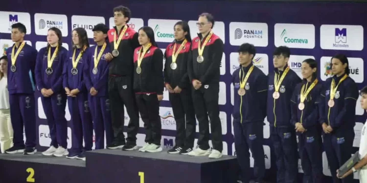 Sahara Monroy ganó oro por equipos.