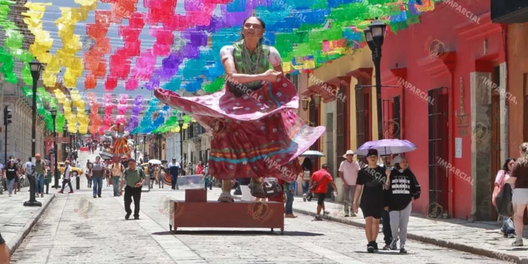 Fotos: Adrián Gaytán // Las esculturas volvieron a ser colocadas en la calle Macedonio Alcalá (andador turístico), paso obligado de visitantes.