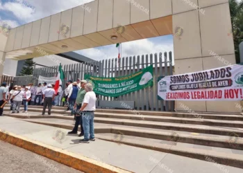 Foto: Adrián Gaytán // Los jubilados de la CFE demandaron certeza jurídica y respecto a sus derechos adquiridos luego de años de trabajo.