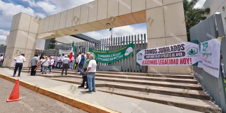 Foto: Adrián Gaytán // Los jubilados de la CFE demandaron certeza jurídica y respecto a sus derechos adquiridos luego de años de trabajo.