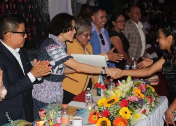 w/ Se destacó Se destacó el papel que desempeña este modelo educativo para ampliar las oportunidades de los jóvenes mixtecos.