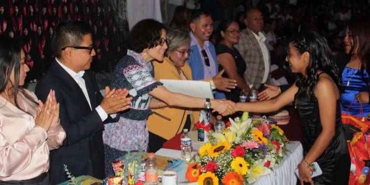w/ Se destacó Se destacó el papel que desempeña este modelo educativo para ampliar las oportunidades de los jóvenes mixtecos.