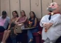 VIDEO | El sacrificio de un padre: Va a la clausura de su hija vestido del Dr. Simi