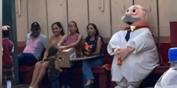 VIDEO | El sacrificio de un padre: Va a la clausura de su hija vestido del Dr. Simi