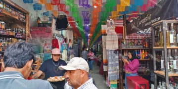 Foto: Lisbeth Mejía // Sin restricción la venta de mezcal en expoferias, a pesar de la prohibición de alcohol.