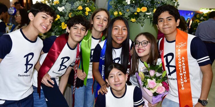 Fotos: Rubén Morales // Tomás Quiroz, Matías Vázquez, María José Benfield, Victoria Santos, Luna Cortes, Valentina Merlin y Vladimir Rendón.