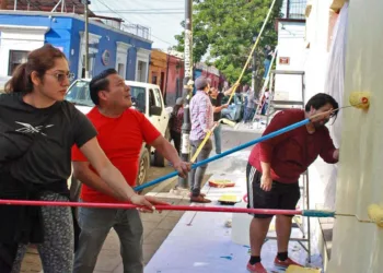 Foto: Secretaría de Finanzas // Trabajadores de la Secretaría de Finanzas en “tequio” de pintado de fachadas.