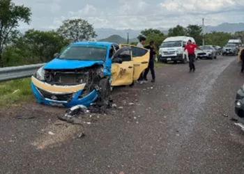 Una camioneta particular y un taxi de Puebla colisionaron fuertemente en la jurisdicción de Zapotitlán Palmas.