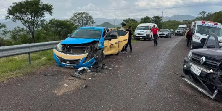 Una camioneta particular y un taxi de Puebla colisionaron fuertemente en la jurisdicción de Zapotitlán Palmas.