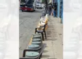Foto: Redes sociales // Una denuncia ciudadana y en redes sociales se dio cuenta de personas que vendieron lugares por 100 pesos por silla en vía pública en avenida Juárez para presencial el desfile de delegaciones.