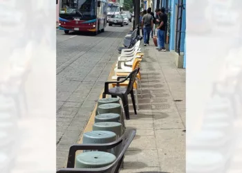 Foto: Redes sociales // Una denuncia ciudadana y en redes sociales se dio cuenta de personas que vendieron lugares por 100 pesos por silla en vía pública en avenida Juárez para presencial el desfile de delegaciones.