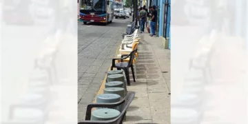 Foto: Redes sociales // Una denuncia ciudadana y en redes sociales se dio cuenta de personas que vendieron lugares por 100 pesos por silla en vía pública en avenida Juárez para presencial el desfile de delegaciones.