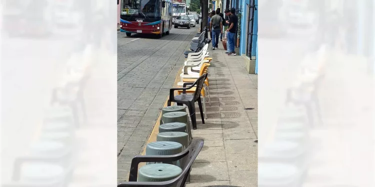 Foto: Redes sociales // Una denuncia ciudadana y en redes sociales se dio cuenta de personas que vendieron lugares por 100 pesos por silla en vía pública en avenida Juárez para presencial el desfile de delegaciones.