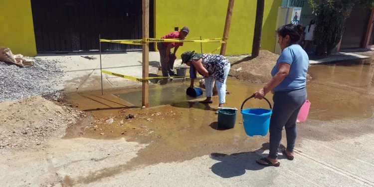 Una fuga de agua en la colonia Gómez Sandoval.