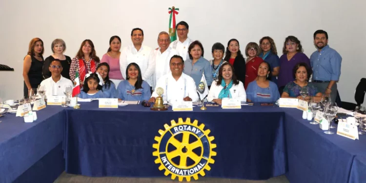 Toman protesta nueva mesa directiva de Rotarios
