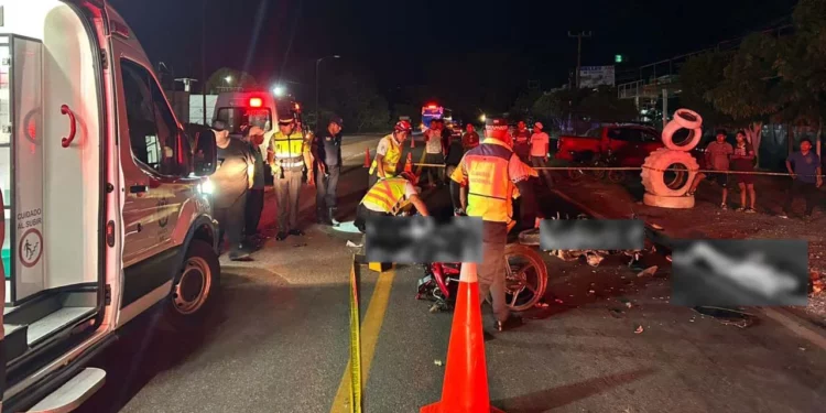 Tres jóvenes permanecen graves tras choque frontal de motocicletas en Matías Romero