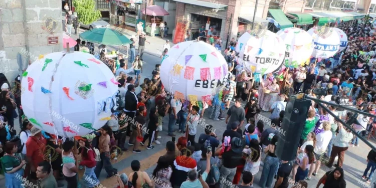 Comerciantes celebran la gran Calenda de los Mercados en la capital oaxaqueña