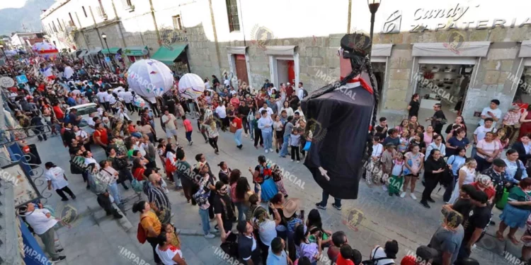 Comerciantes celebran la gran Calenda de los Mercados en la capital oaxaqueña