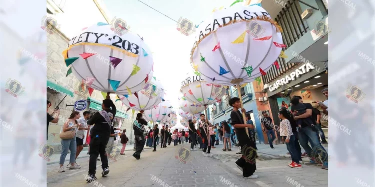 Comerciantes celebran la gran Calenda de los Mercados en la capital oaxaqueña