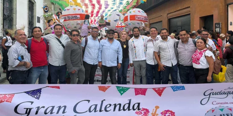 Comerciantes celebran la gran Calenda de los Mercados en la capital oaxaqueña