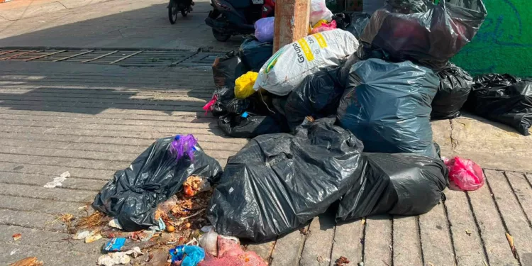 Puerto Escondido, colapsado por la basura; agente municipal exige solución inmediata