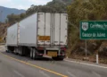 Foto: IA – ilustrativa // Buscan que los vehículos pesados de doble remolque no excedan los límites de velocidad establecidos y se apliquen las sanciones correspondientes.