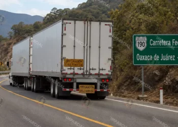 Foto: IA – ilustrativa // Buscan que los vehículos pesados de doble remolque no excedan los límites de velocidad establecidos y se apliquen las sanciones correspondientes.