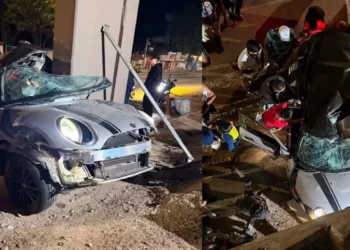 ¡Impacto brutal en Viguera! Joven queda atrapada tras estrellar su Mini Cooper contra un puente