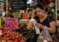 Foto: IA - ilustrativa // Estudio revela que la mayoría de las familias en México viven con un margen económico mínimo.