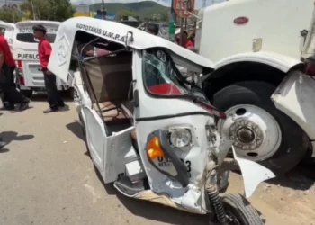 ¡Tráiler aplasta mototaxi en Viguera! Conductor resulta gravemente herido y el presunto responsable huye