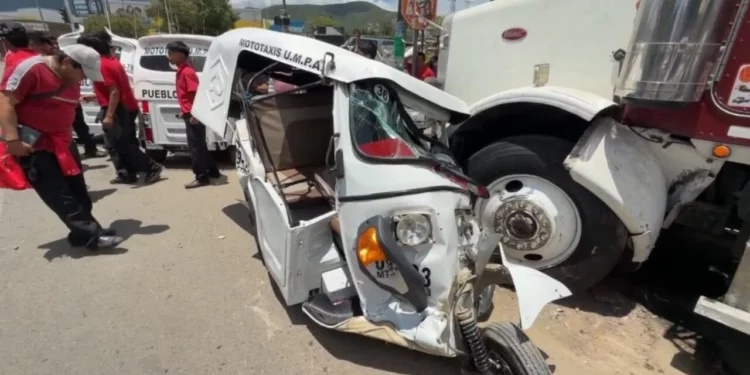 ¡Tráiler aplasta mototaxi en Viguera! Conductor resulta gravemente herido y el presunto responsable huye
